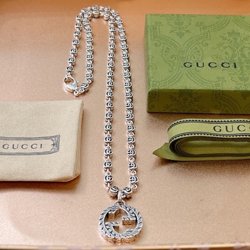 G*u*i necklaces